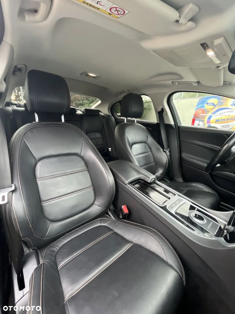 Jaguar XE 2.0 D Prestige - 13