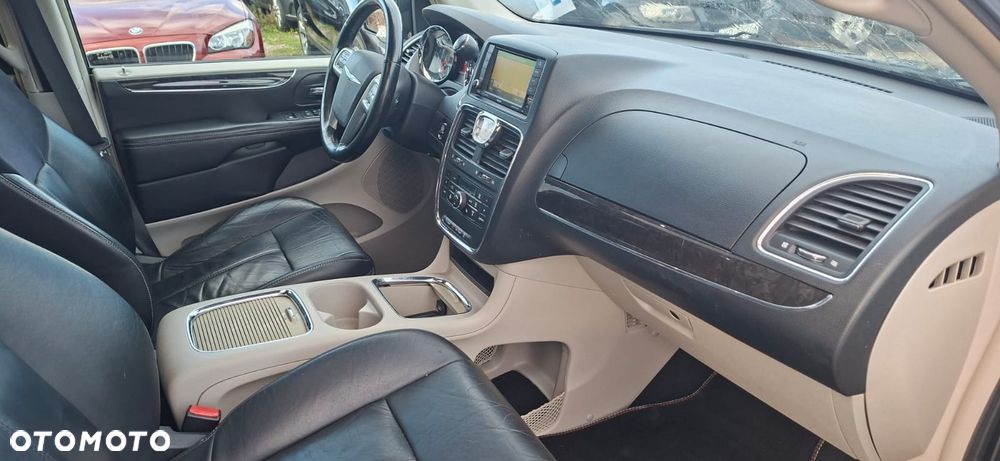 Chrysler Town & Country 3.6 Limited - 11