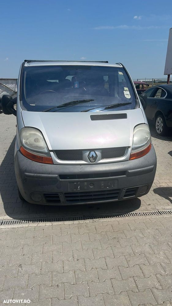Dezmembram Renault Trafic 2.5 diesel din 2006 - 1