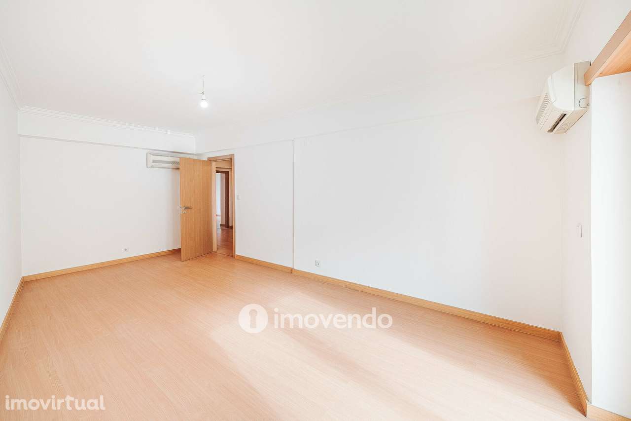 Apartamento T3, com terraço e arrecadação, em Mem Martins - Grande imagem: 4/46