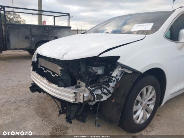 Chrysler Pacifica - 12