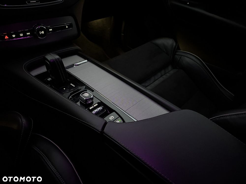 Volvo XC 90 B5 D AWD R-Design - 32