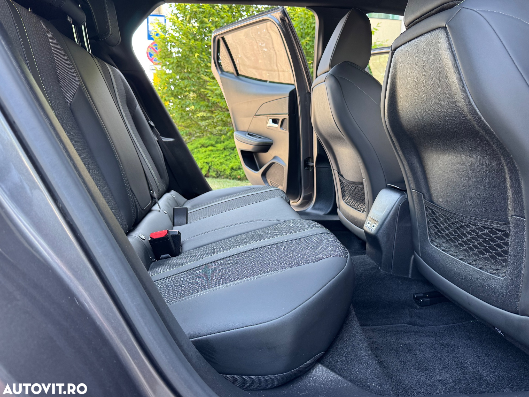 Peugeot 2008 PureTech 130 EAT8 GT - 4