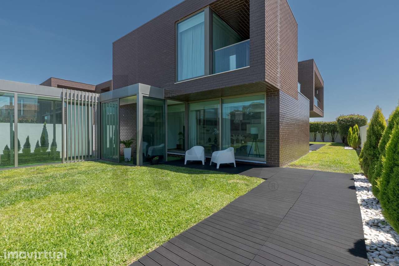 Moradia de Prestígio 4 frentes com grande jardim e salão de eventos em - Grande imagem: 5/60