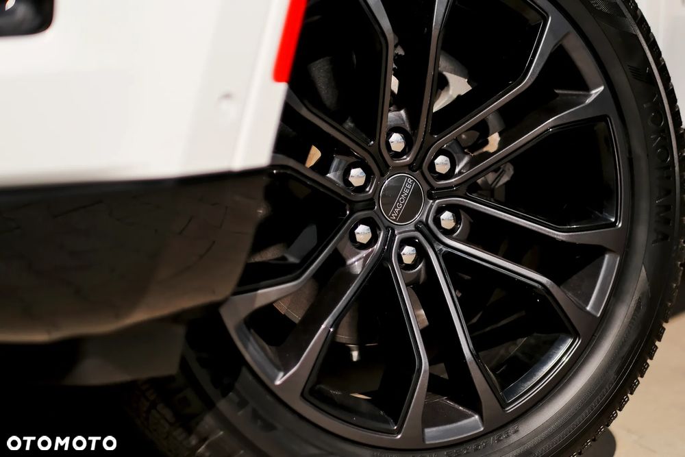 Jeep Grand Wagoneer - 15