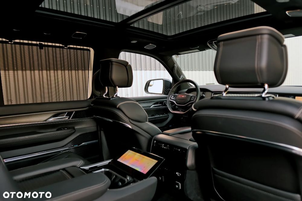 Jeep Grand Wagoneer - 28