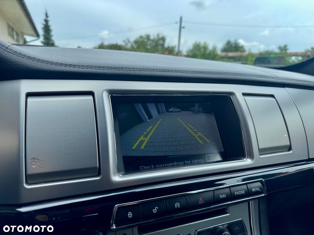 Jaguar XF 2.2 D R-Sport - 32