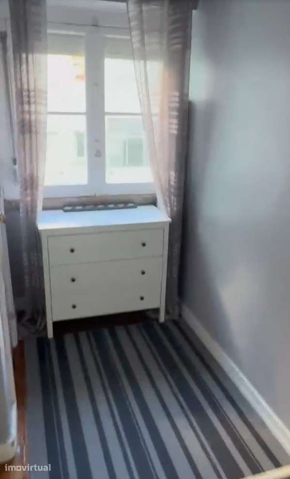 Quarto com cama individual com ar condicionado e casa de banho privada - Grande imagem: 3/10