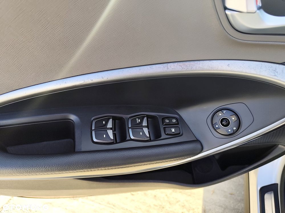 Hyundai Grand Santa Fe - 16