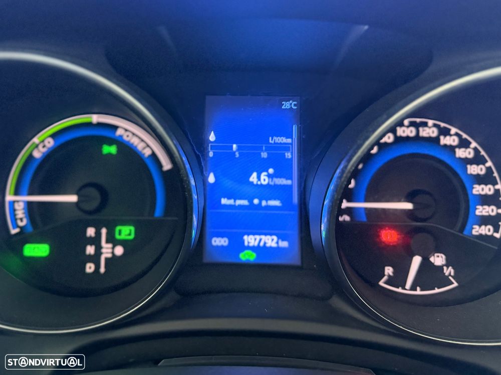 Toyota Auris 1.8 HSD Comfort +P.Sport+Navi - 25