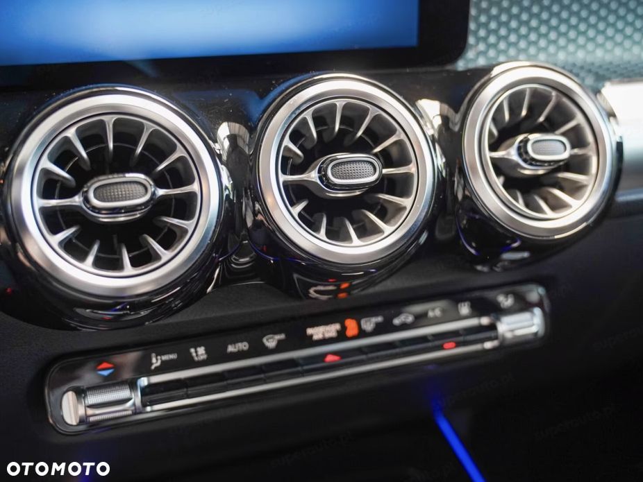 Mercedes-Benz GLB - 11