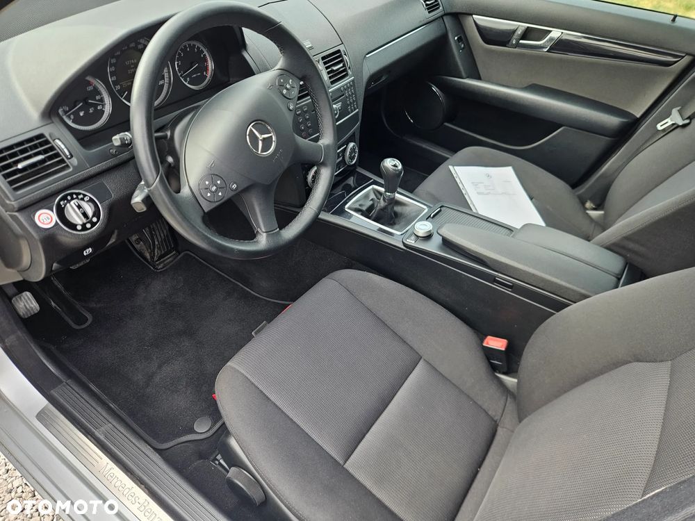 Mercedes-Benz Klasa C 180 K BlueEff Elegance - 36