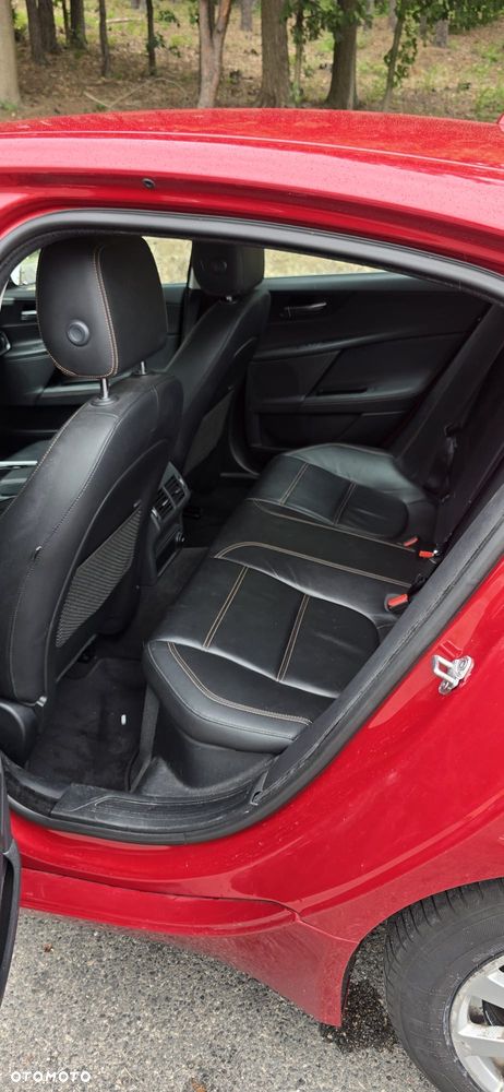 Jaguar XE 2.0 D AWD Prestige - 14