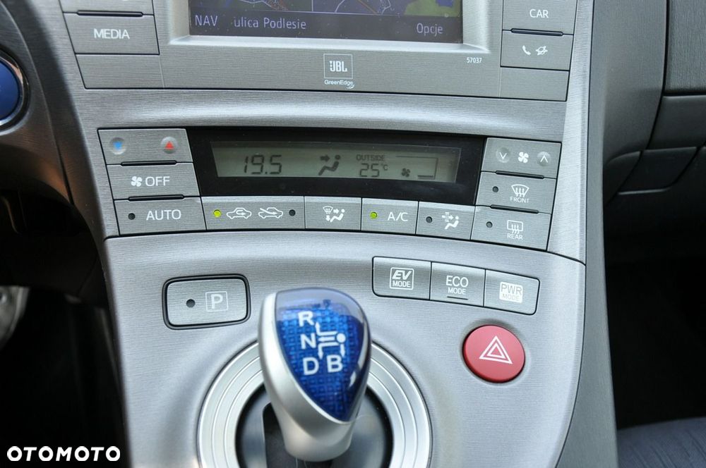 Toyota Prius (Hybrid) Executive - 17