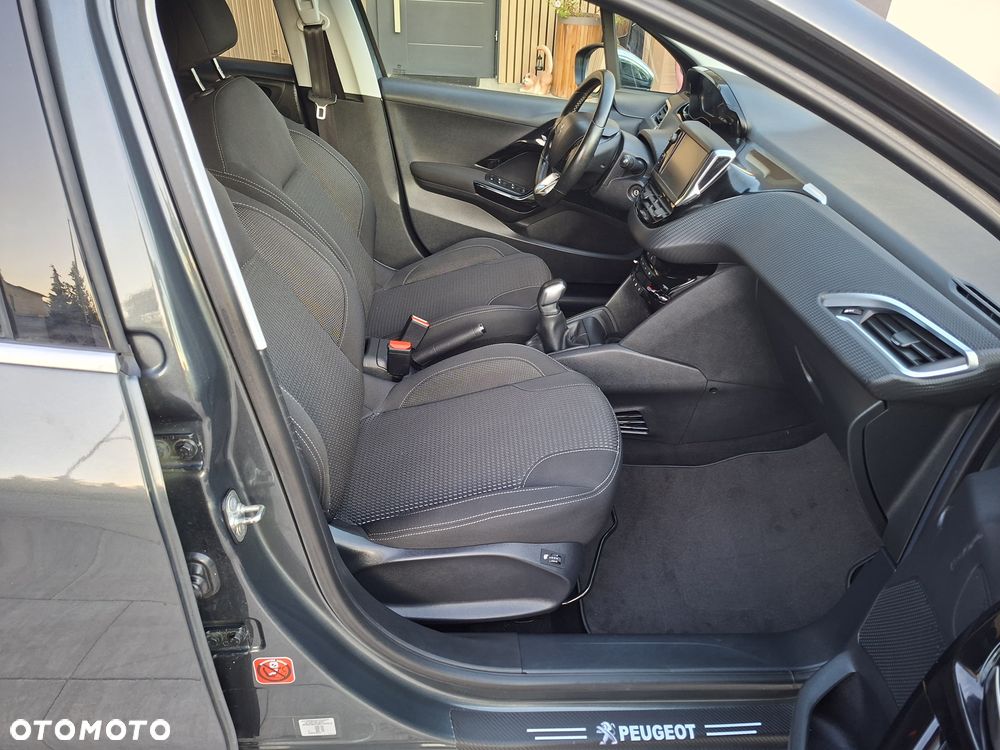 Peugeot 208 - 8