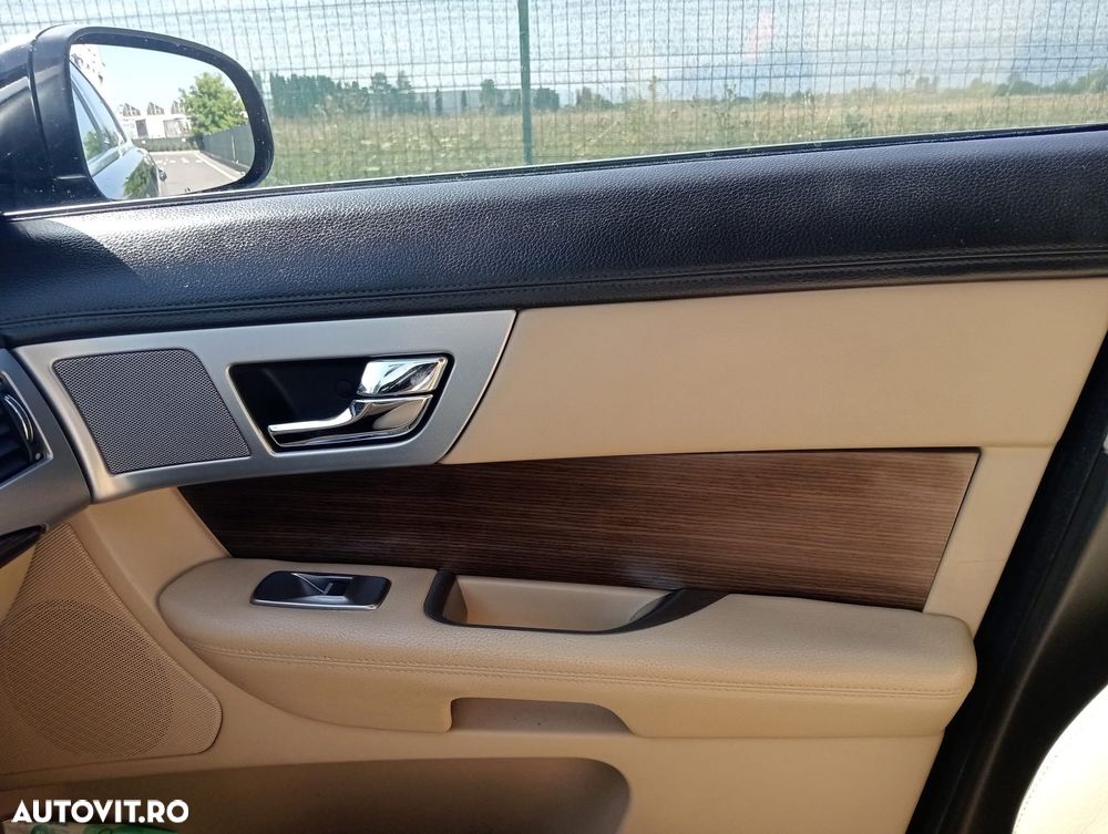 Jaguar XF 20d RWD E-Performance Pure - 18