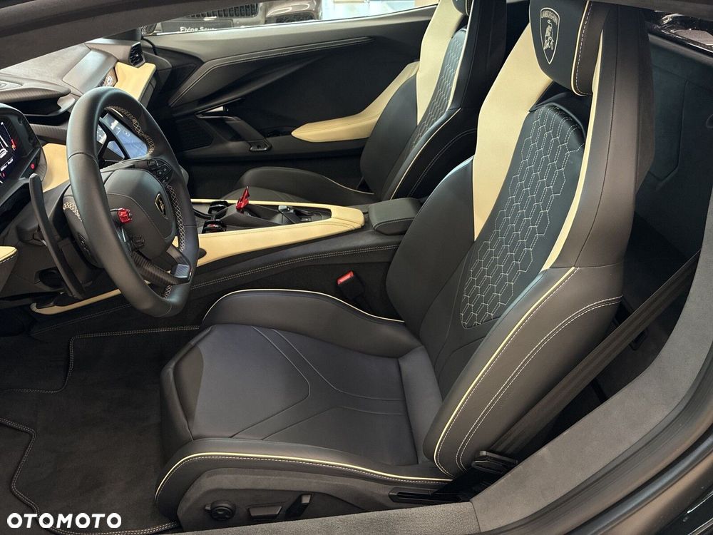 Lamborghini Revuelto - 11