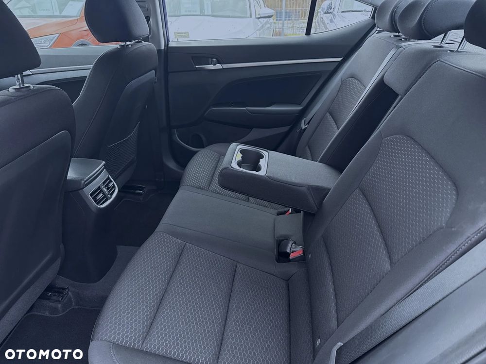 Hyundai Elantra 1.6 Comfort - 19
