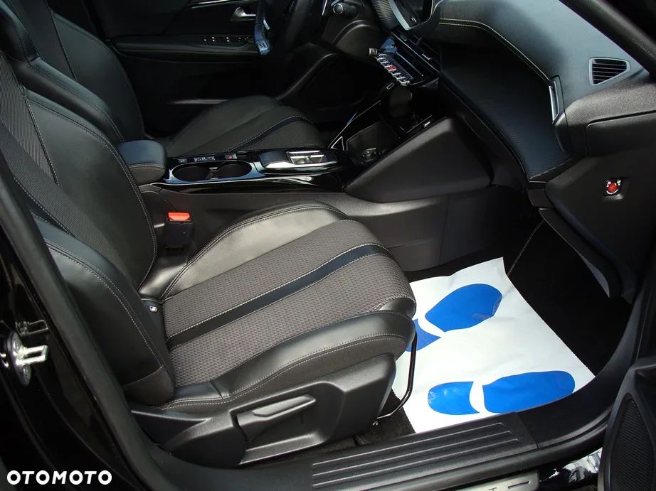 Peugeot 2008 PureTech 130 EAT8 GT - 12