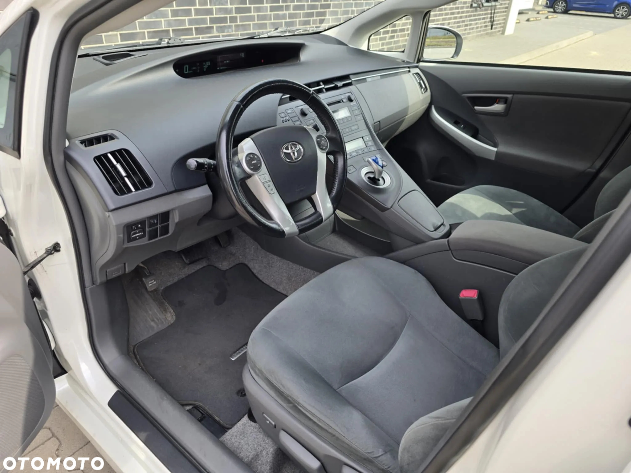 Toyota Prius (Hybrid) Executive - 19