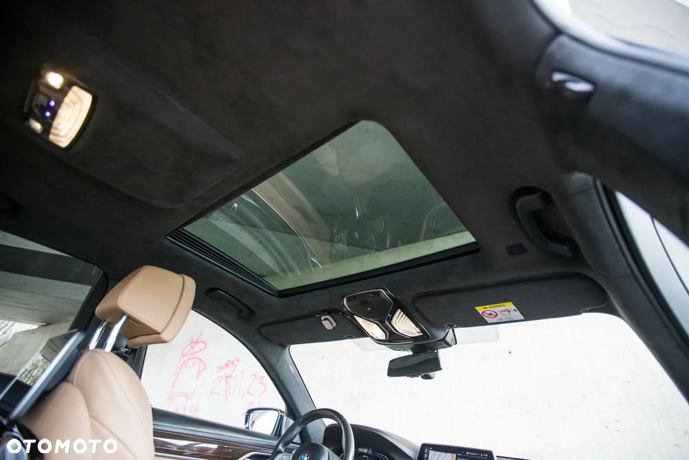 BMW Seria 7 745e sport - 27