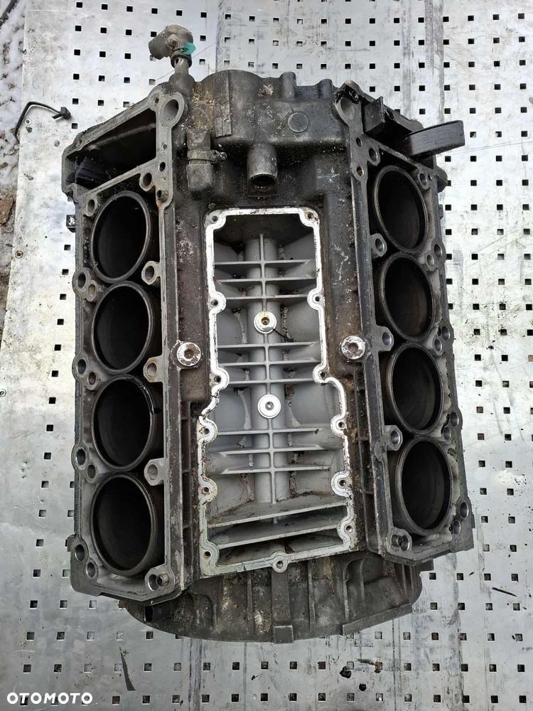 BLOK SILNIKA V8 MERCEDES 4,0 CDI NA STOLIK - 4