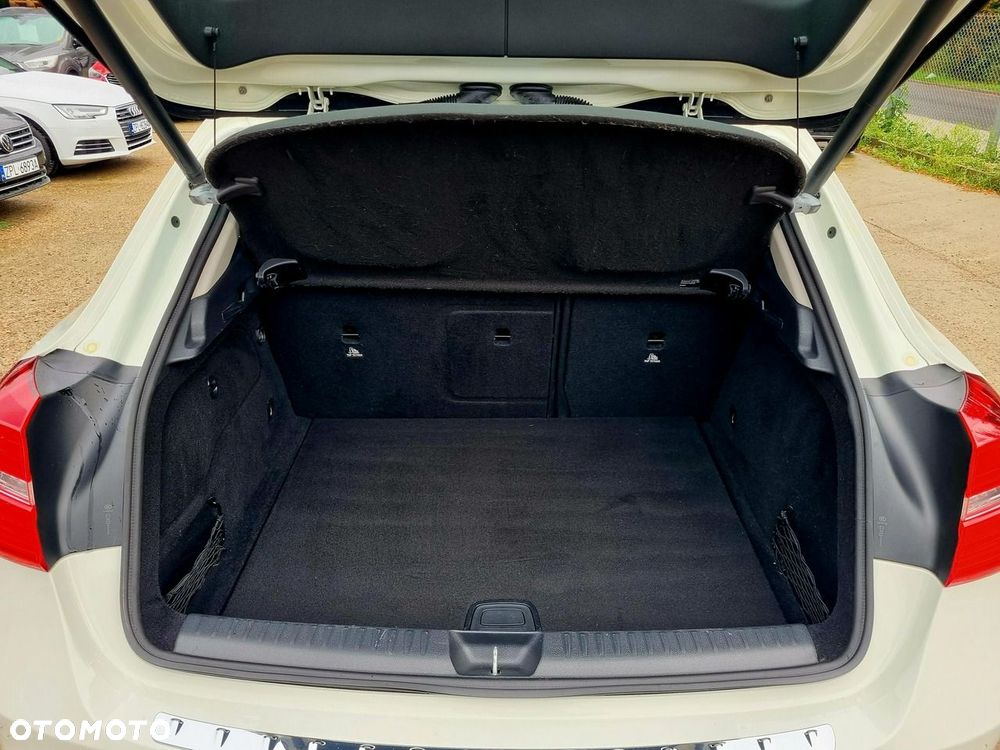 Mercedes-Benz GLA 200 7G-DCT - 13