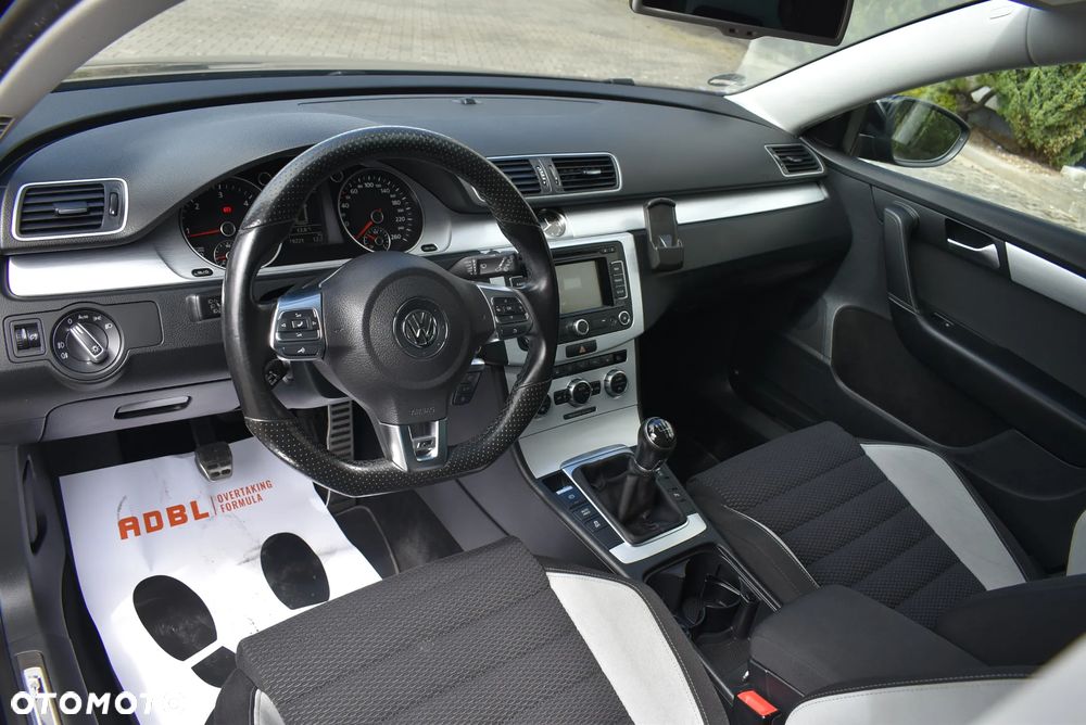 Volkswagen Passat 2.0 TDI DPF R-Line Edition - 25
