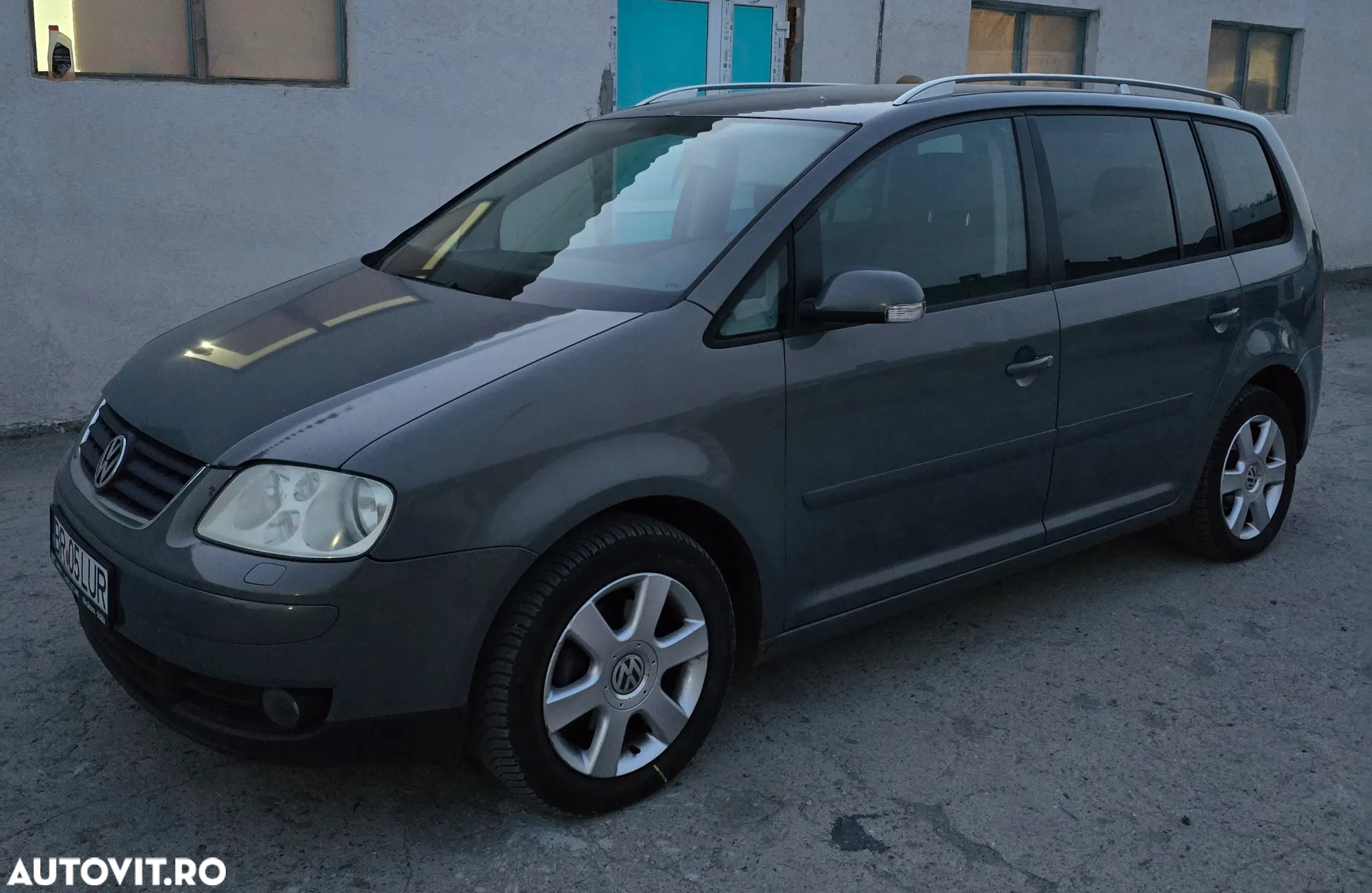 Volkswagen Touran 1.9TDI Highline DSG - 11