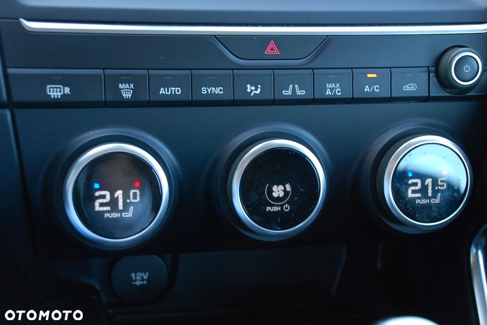 Jaguar E-Pace 2.0 i4D FWD R-Dynamic S - 24