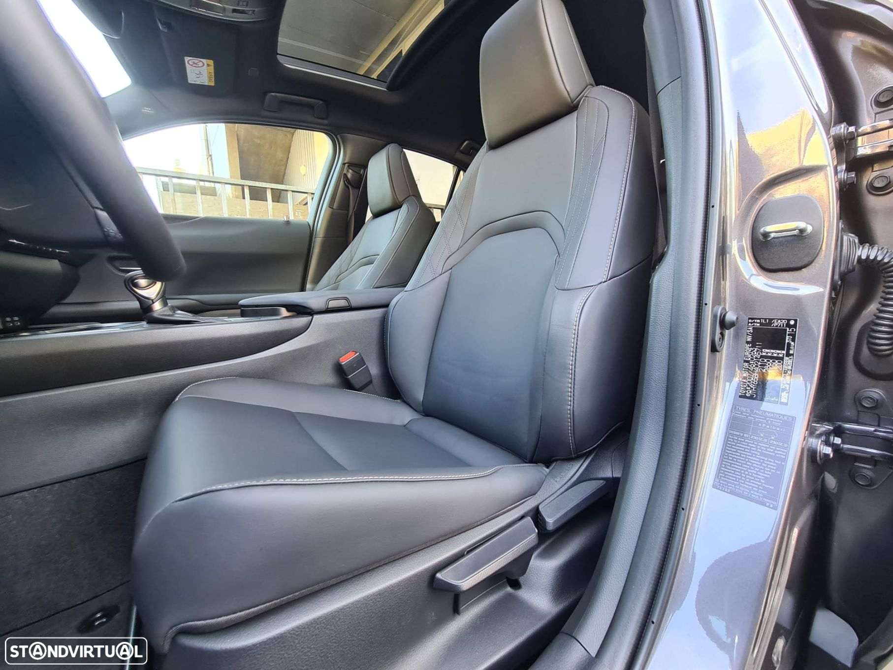Lexus ux-250h Sport - 13