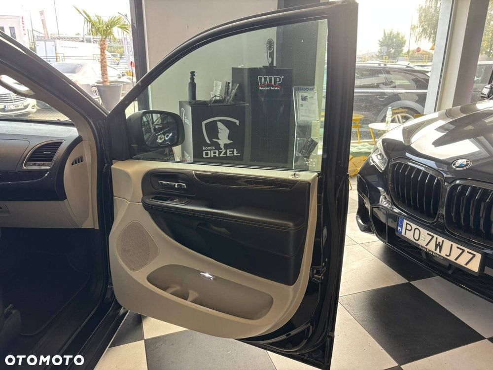 Chrysler Town & Country - 34