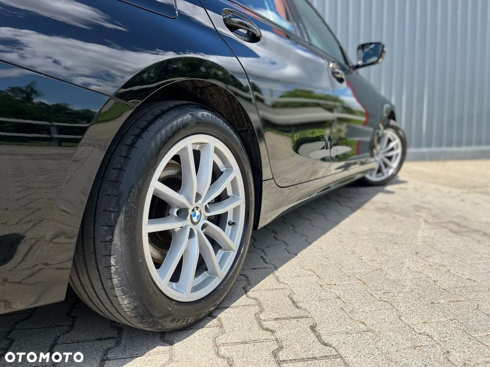 BMW Seria 3 318d mHEV - 13