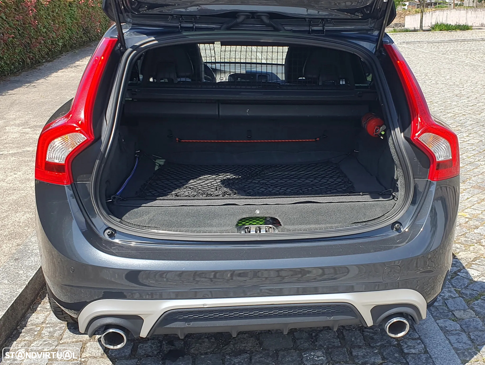 Volvo V60 2.4 D6 R-Design Mom.AWD Phev - 10