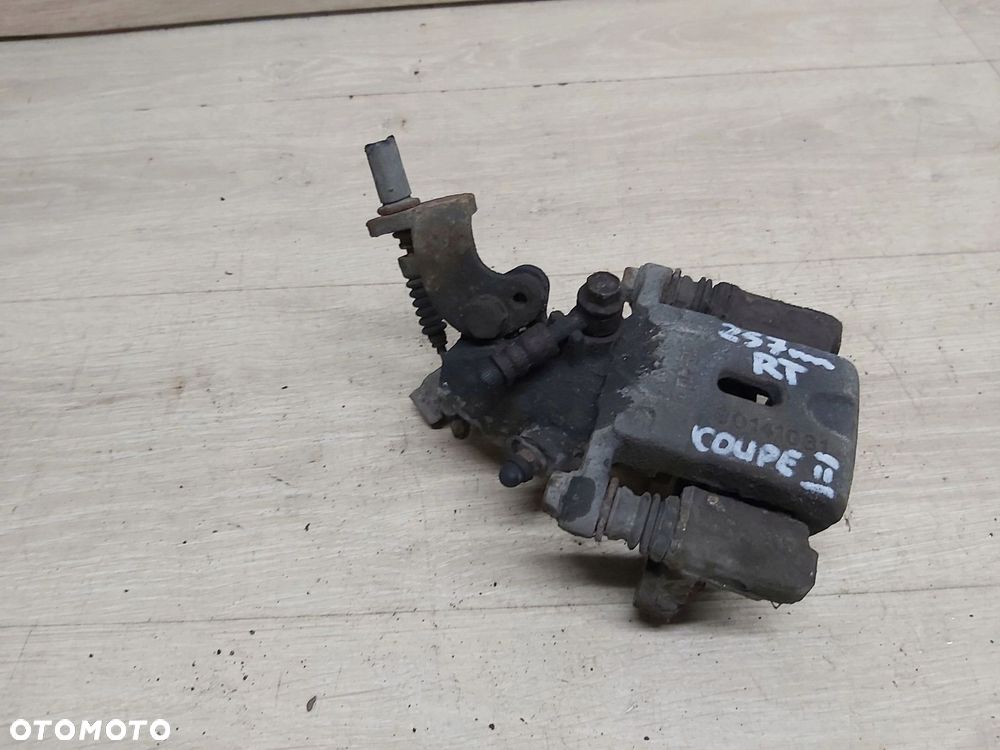 HYUNDAI COUPE II Tiburon 2,0 zacisk jarzmo prawy tył - 1