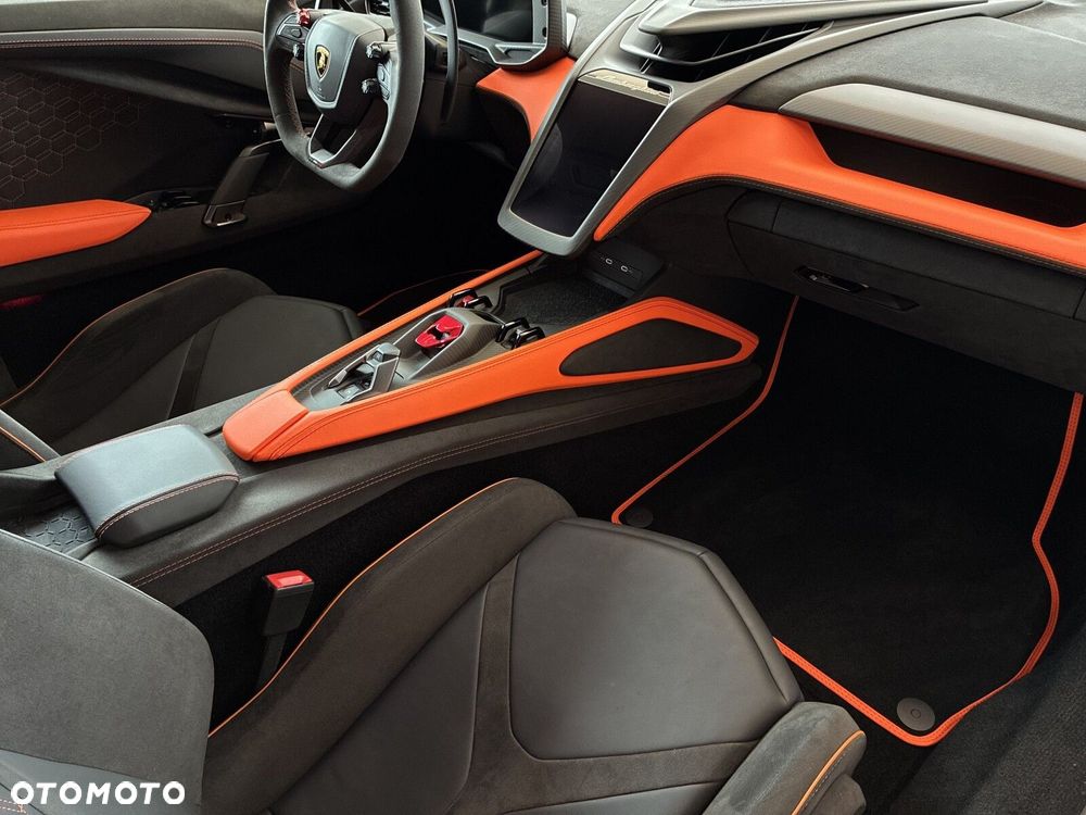 Lamborghini Revuelto - 10
