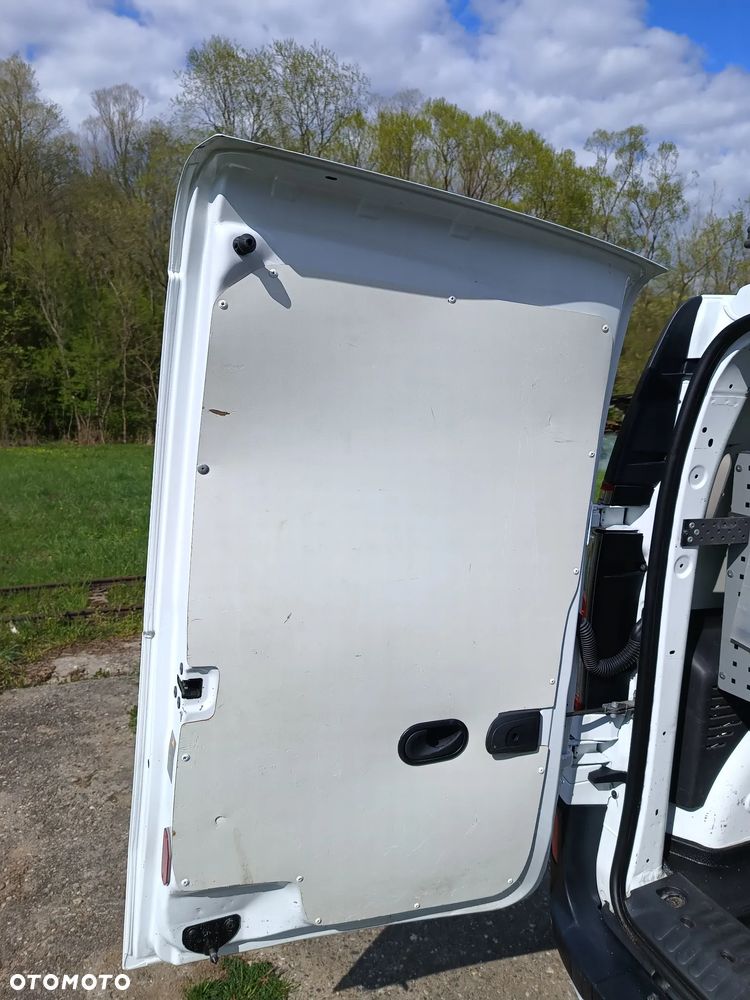 Renault Kangoo wersja MAXI LONG 1.5 diesel 110kM 2017 rok Bogate wyposażenie- WEBASTO, navigacja NISKI PRZEBIEG-142 tyś. SPRAWNY 100% ZAREJESTROWANY!! - 27