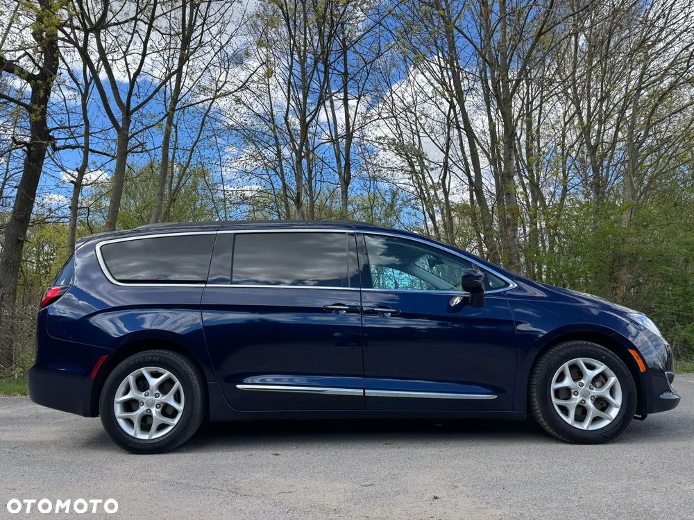 Chrysler Pacifica - 8