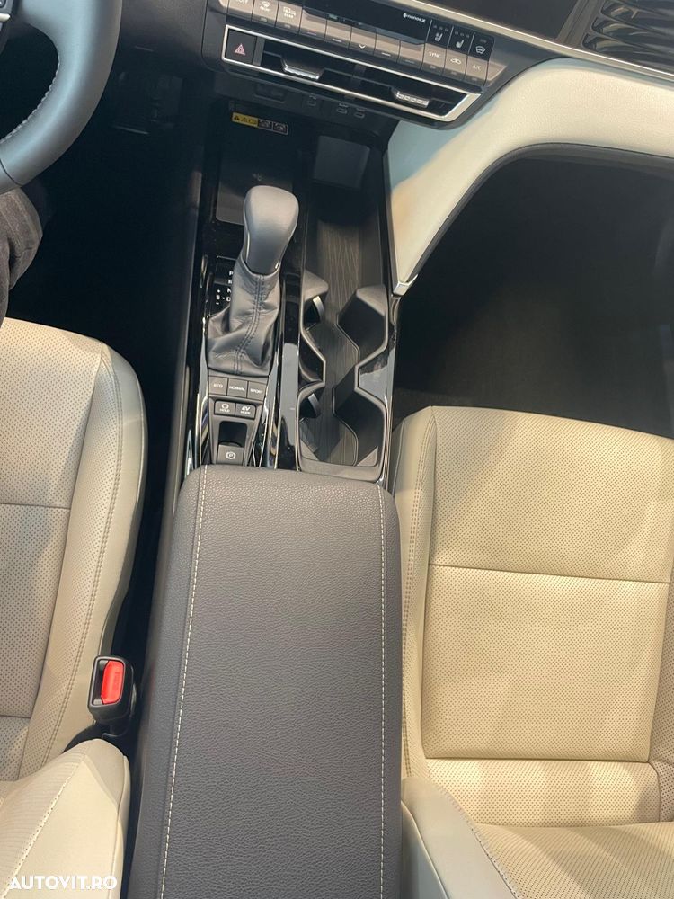 Toyota Camry 2.5 HEV Executive - 24