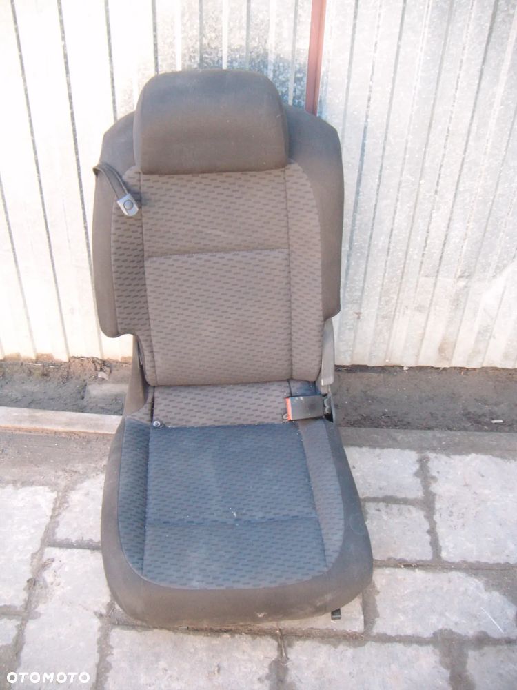 skoda roomster 10r  fotel prawy tył - 1