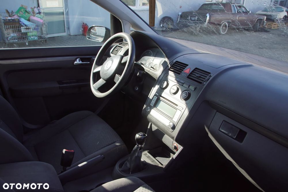 Auto na części - Volkswagen Touran I 1.9 TDI 105 KM BKC GQN LC9Z 2005R Silnik Skrzynia Drzwi Maska Błotnik Klapa Zderzak Lampa Lusterko Klamka Szyba Deska Kokpit Sterownik Moduł Czujnik Licznik Panel Kierownica - 15