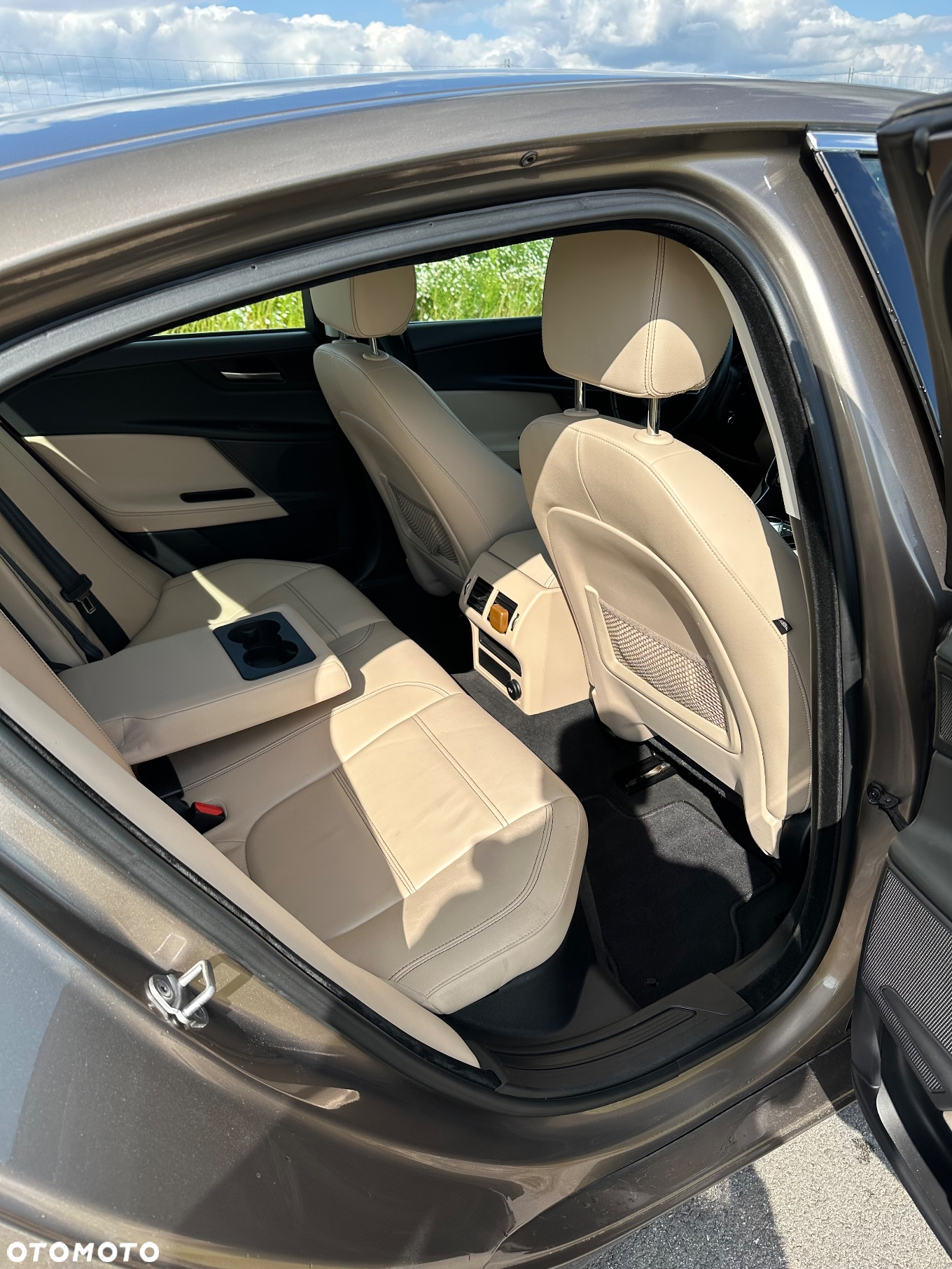 Jaguar XE 2.0 D Prestige - 24