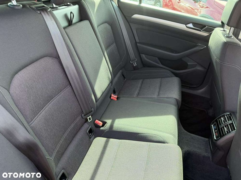 Volkswagen Passat - 16