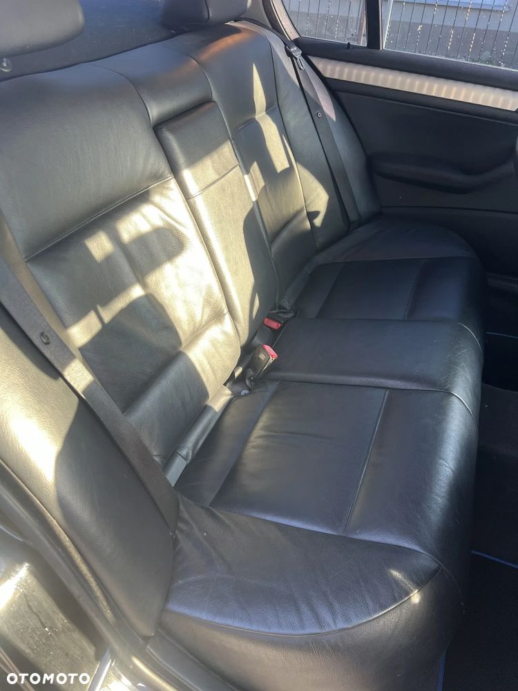 BMW Seria 3 330i - 9