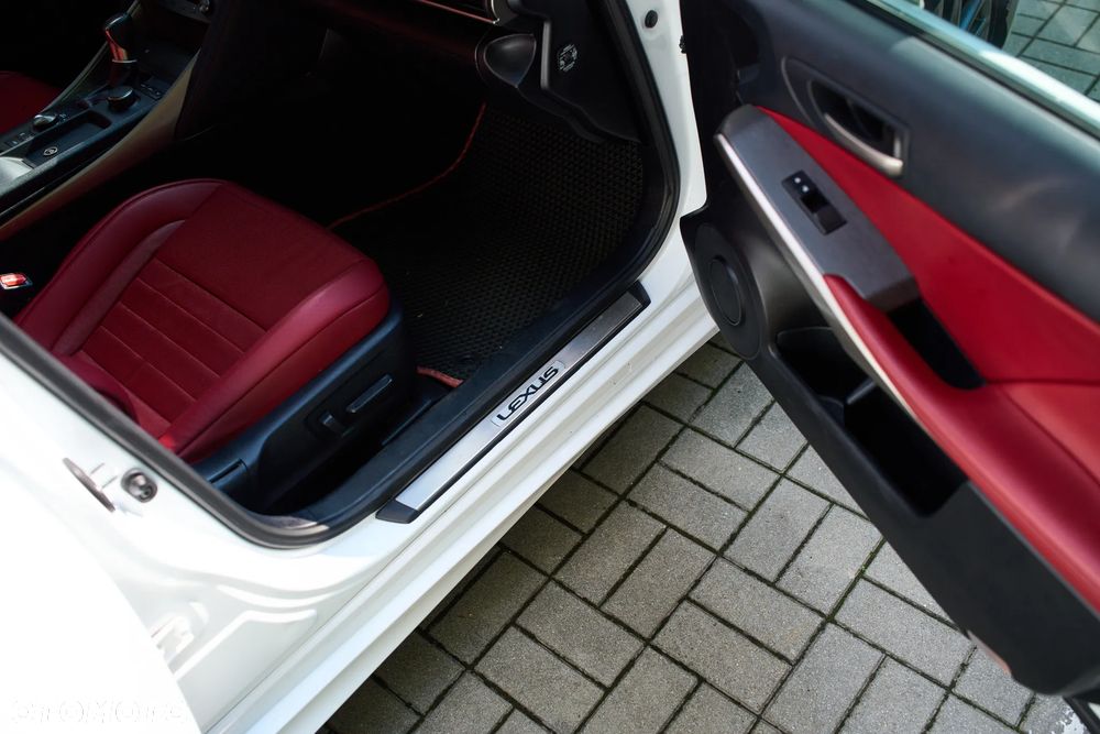 Lexus IS 300h F Sport - 17