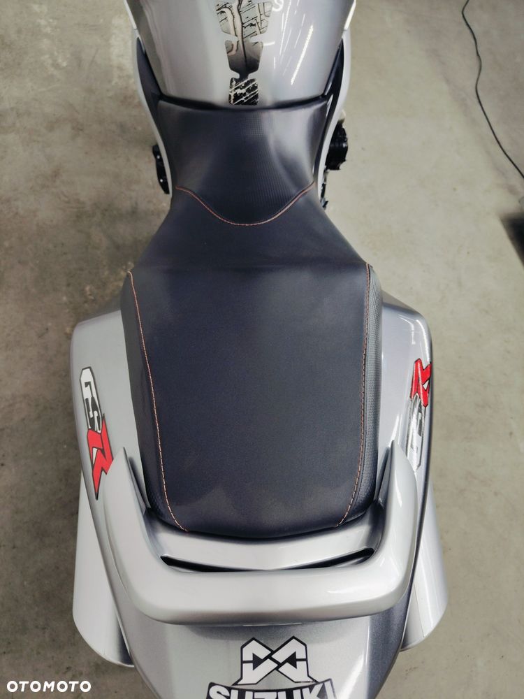 Suzuki GSR - 11