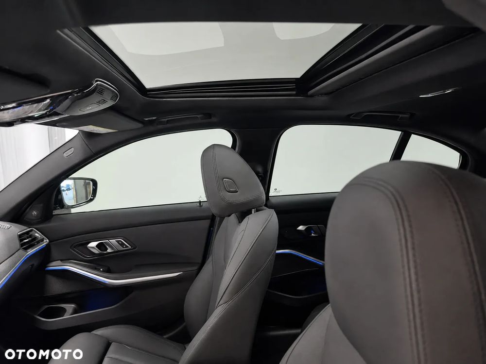BMW Seria 3 330i xDrive M Sport - 10