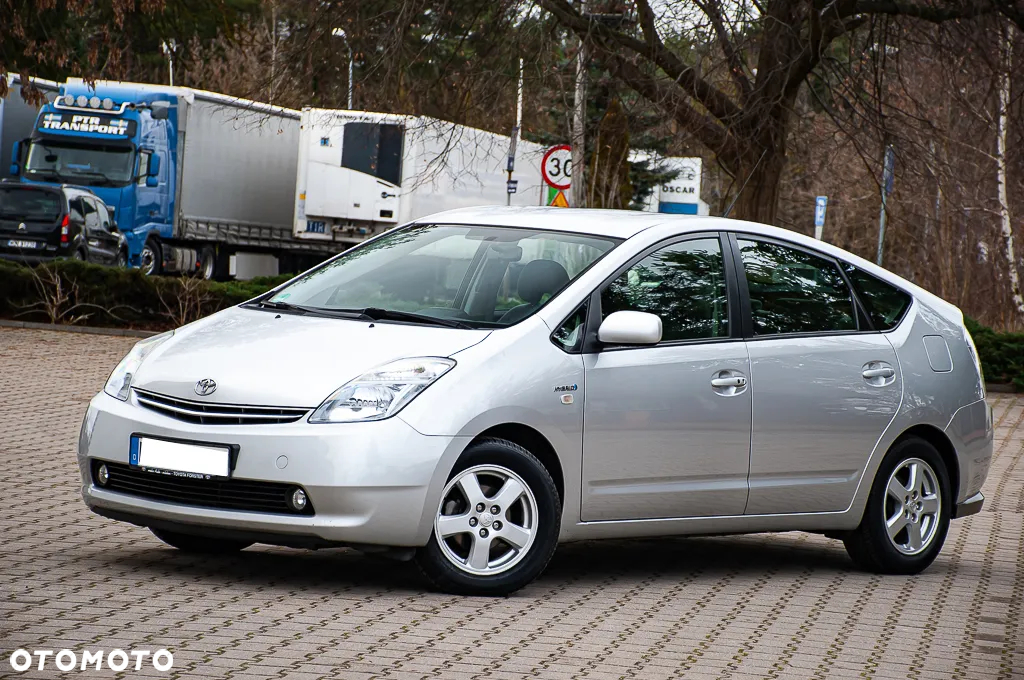 Toyota Prius (Hybrid) Executive - 9