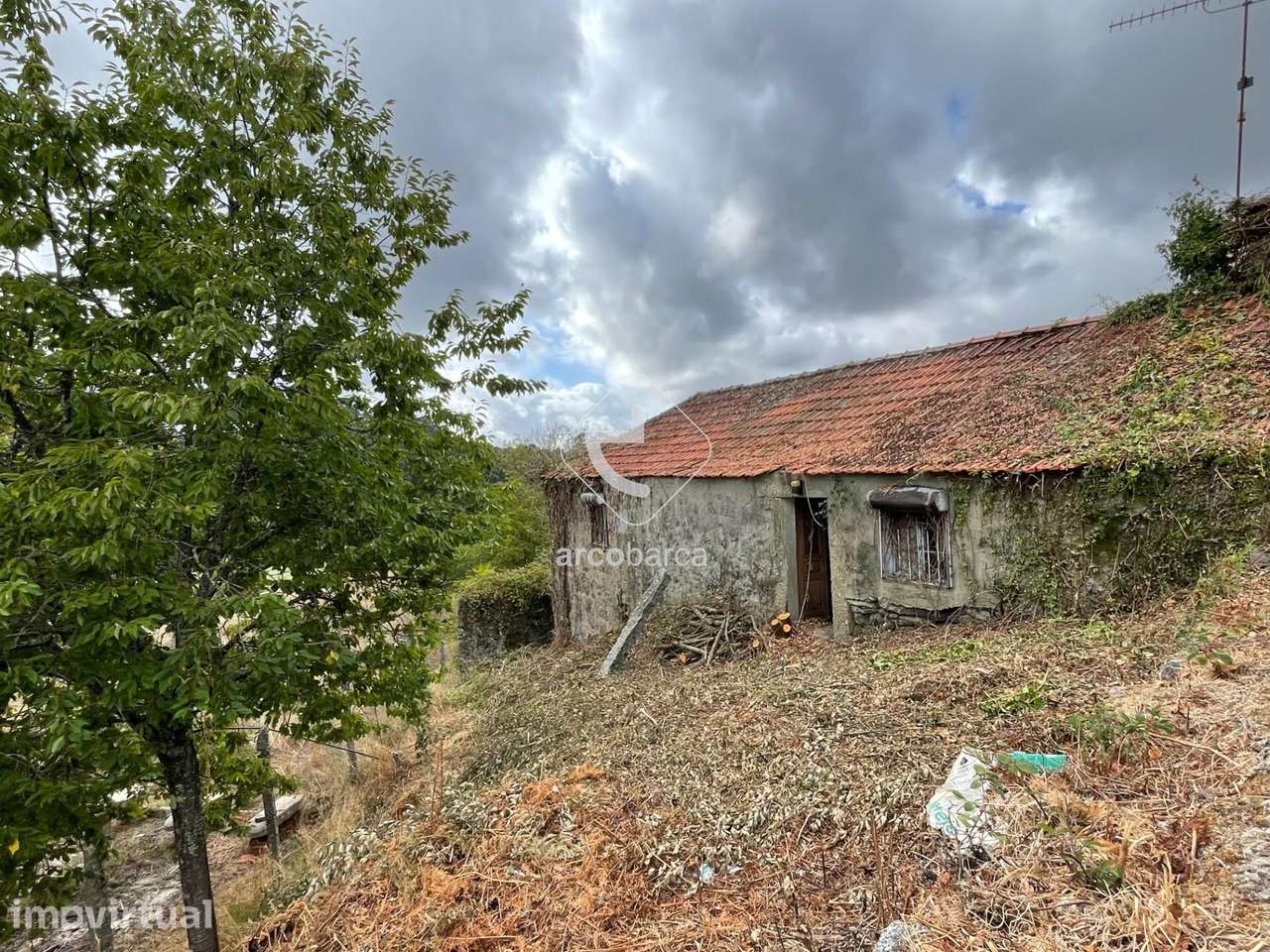 Moradia de pedra, para recuperar, junto da vila de Paredes de Coura - Grande imagem: 2/31