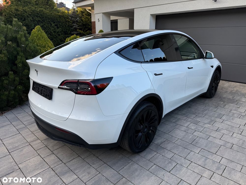 Tesla Model Y - 4